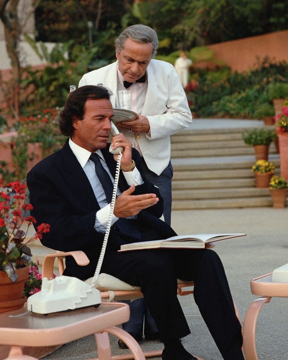 Este post es solo para recordaros que hagáis lo que hagáis, nunca llegaréis al nivel de putoamismo de Julio Iglesias.
