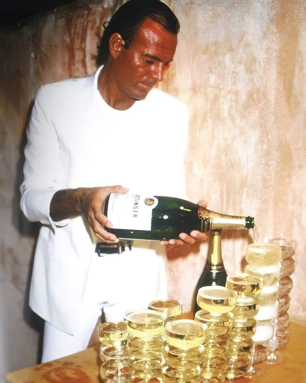 Este post es solo para recordaros que hagáis lo que hagáis, nunca llegaréis al nivel de putoamismo de Julio Iglesias.