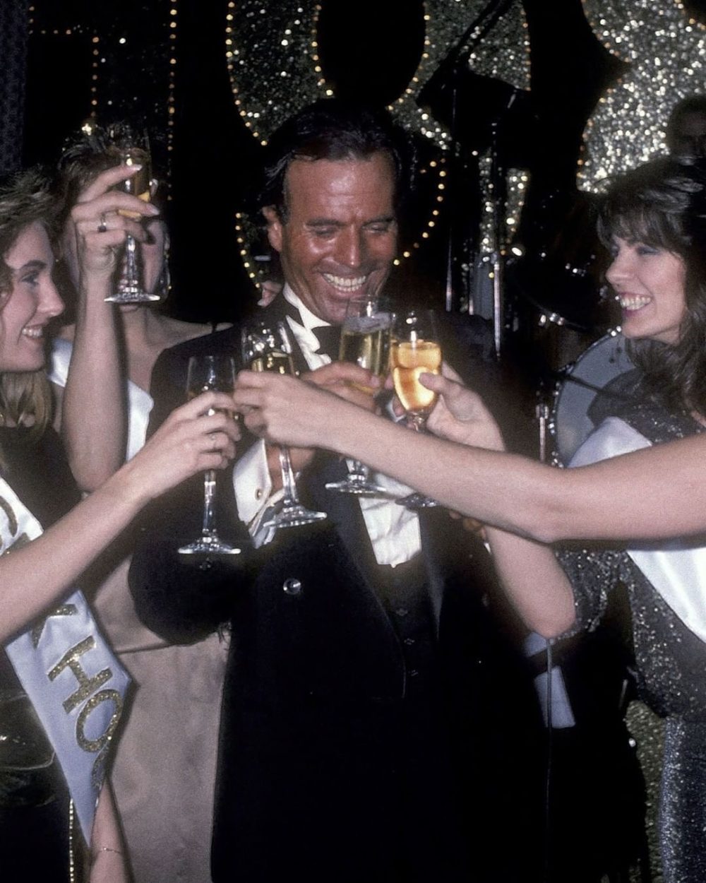 Este post es solo para recordaros que hagáis lo que hagáis, nunca llegaréis al nivel de putoamismo de Julio Iglesias.