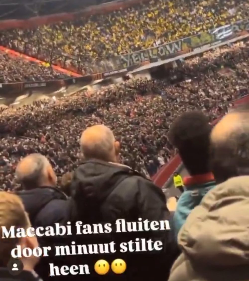 Imágenes del minuto de silencio roto en Ámsterdam por ultras del Maccabi CF