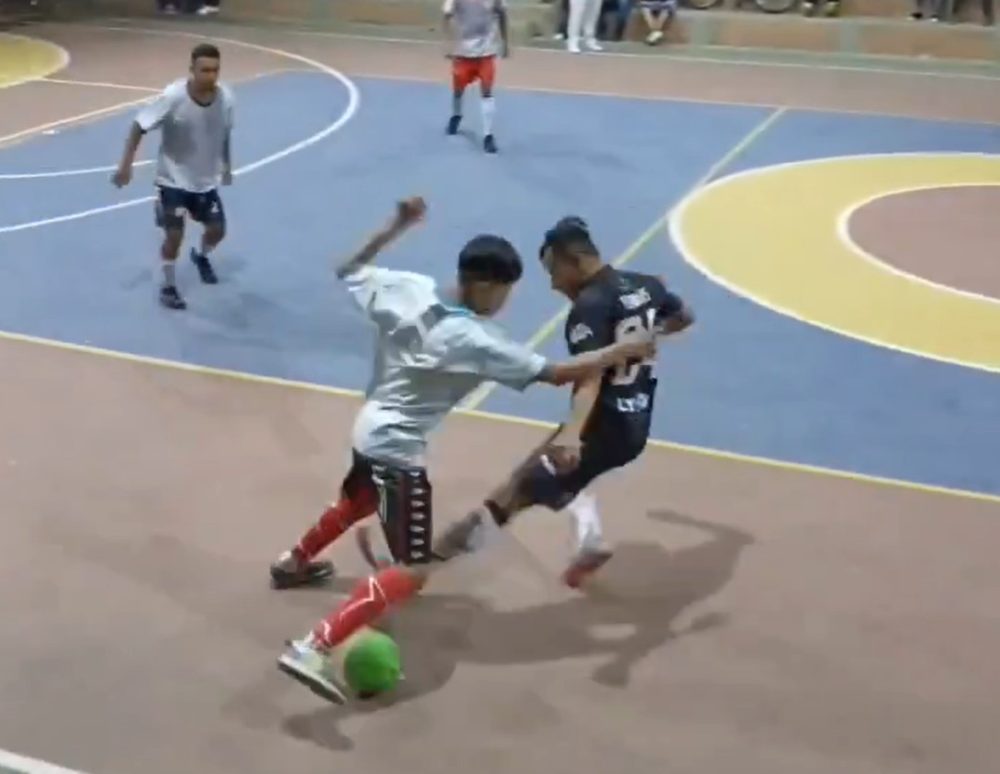 Los retiró del fútbol en una sola jugada.