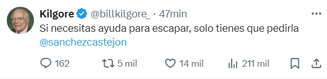 Momento en el que Pedro Sánchez huye en un coche oficial mientras la gente le persigue con palas y escobas en las manos.