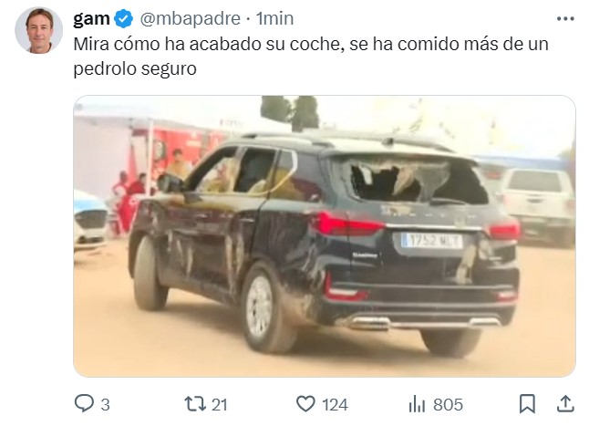 Momento en el que Pedro Sánchez huye en un coche oficial mientras la gente le persigue con palas y escobas en las manos.