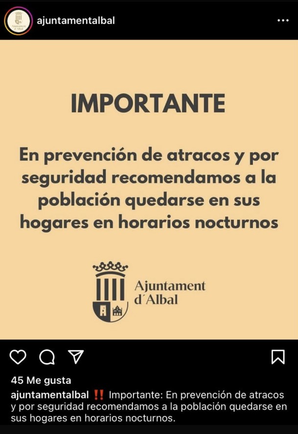 Una mujer pilla in fraganti a varios ladrones saqueando su tienda.