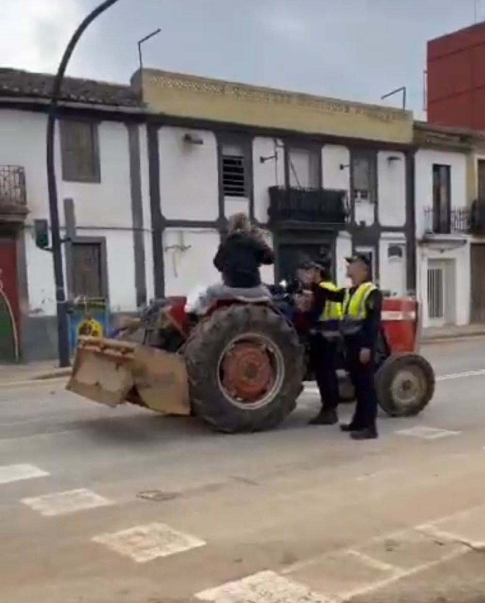 Policía Local de Castellar estalla con un voluntario y su tractor.