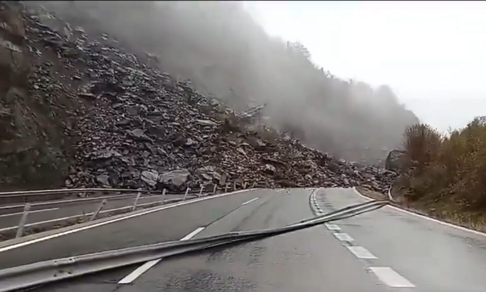 La autopista de Huerna que une Asturias con la Meseta ha quedado totalmente obstruida por un desprendimiento masivo.