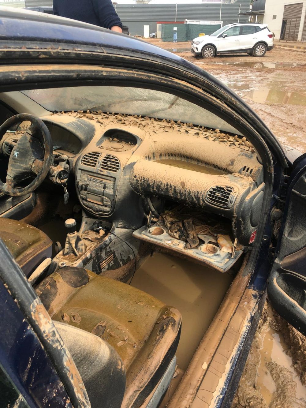 Un finolier vende su Peugeot 205, nunca en circuito, siempre en garaje (inundado).
