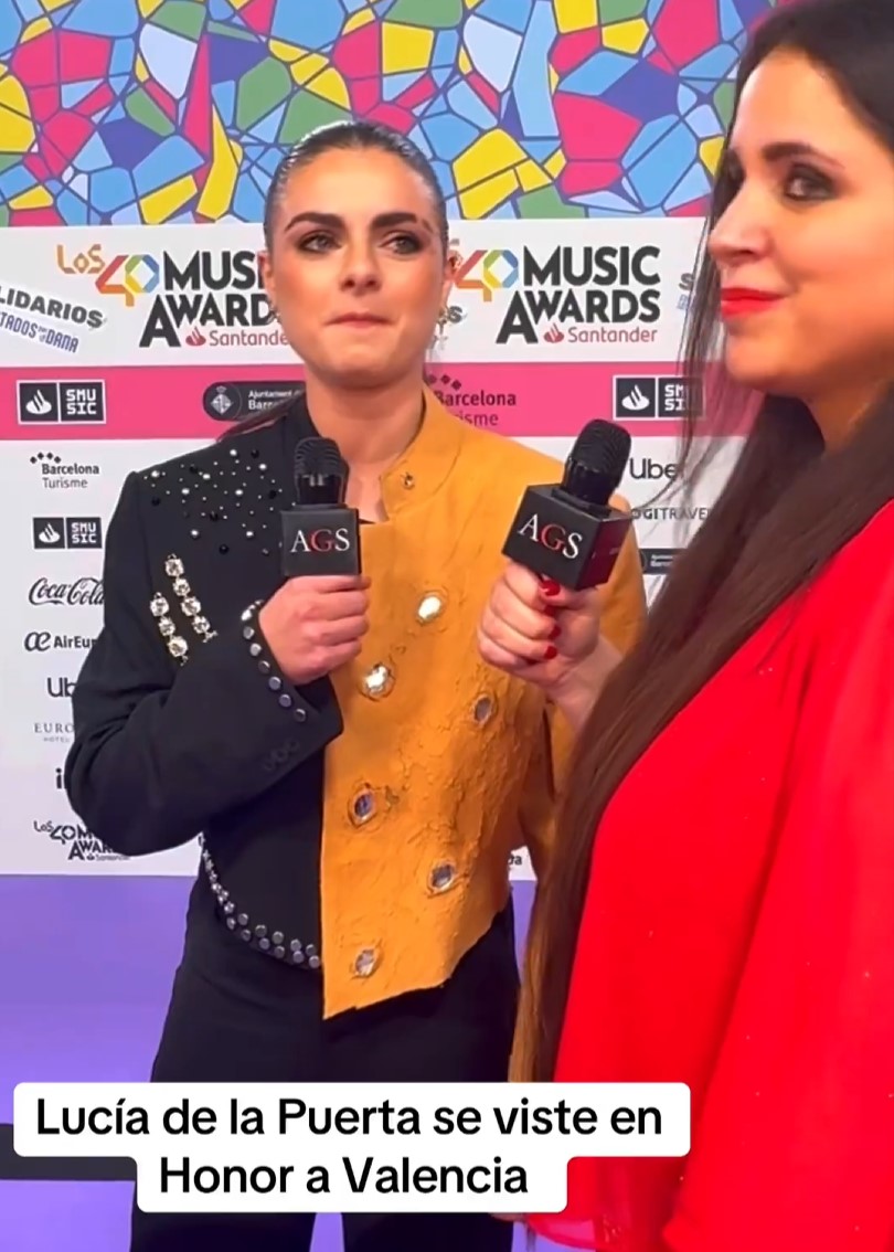 Lucía De La Puerta (?¿) se viste en honor a Valencia para los 40 Music Awards.