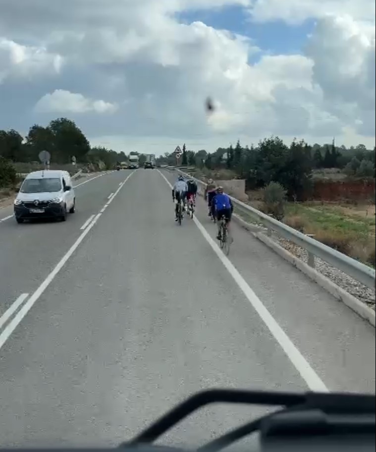 Ciclistas aportando su granito de arena al ya de por sí colapsado tráfico valenciano post-DANA.