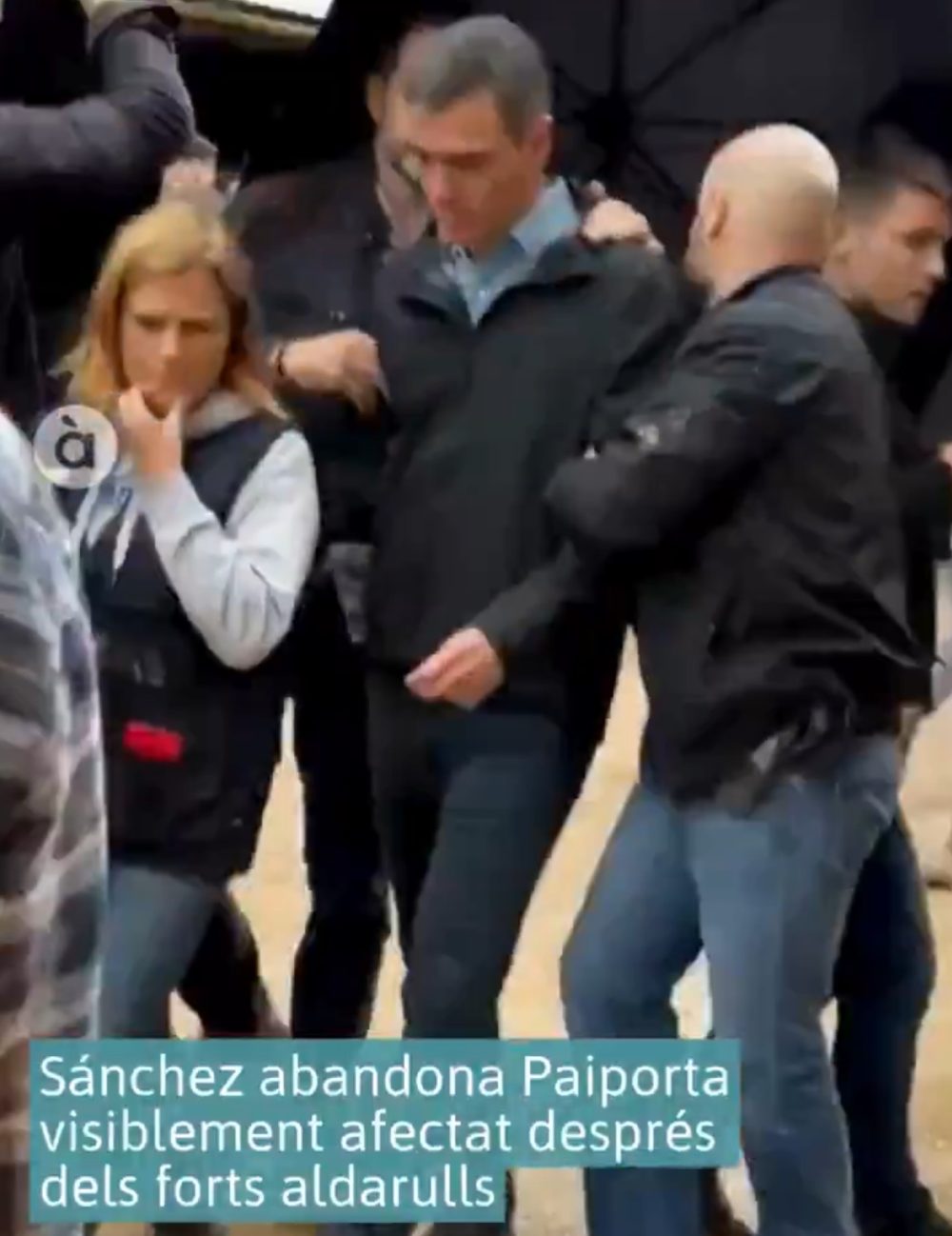 Nuevo vídeo de Pedro Sánchez teniendo que abandonar Paiporta.