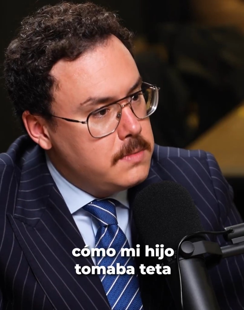 Fer Miralles: "El otro día estaba viendo cómo mi hijo tomaba teta y digo coño si esto son los políticos de izquierda. Mi hijo ahora mismo es socialista. Mi hijo se ha pegado a la teta y cree que la teta es ilimitada. ¿Qué hace? Llora, se manifiesta, protesta y consigue teta".