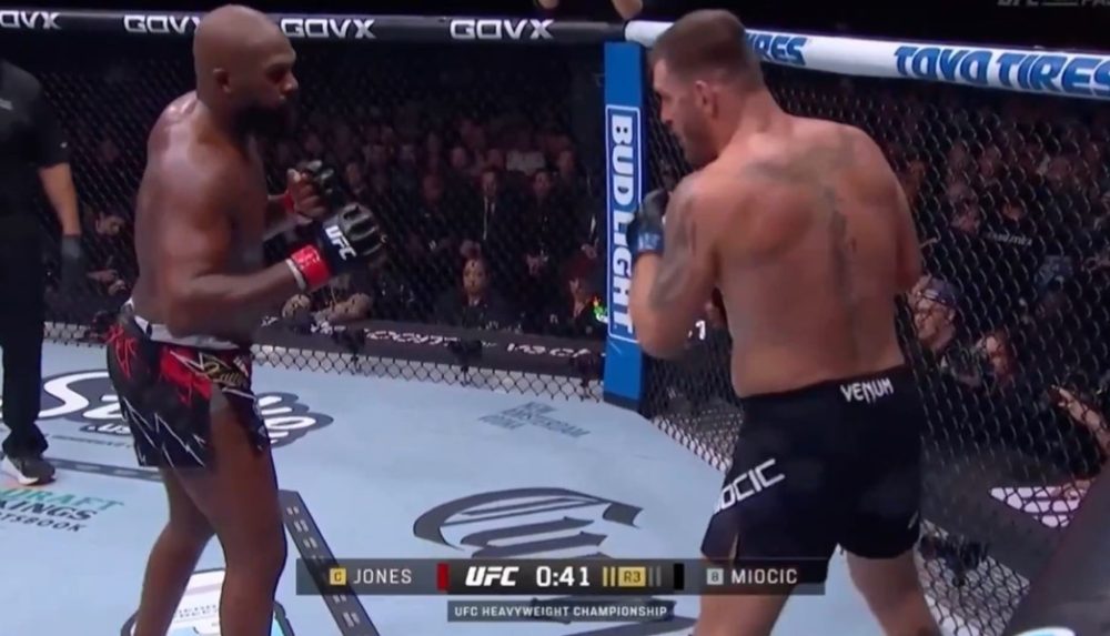 Jon Jones noquea a Stipe en el tercer round y hace el baile de Trump.