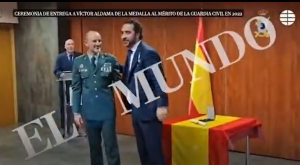Ceremonia de entega a Víctor de Aldama de la medalla al mérito de la Guardia Civil.