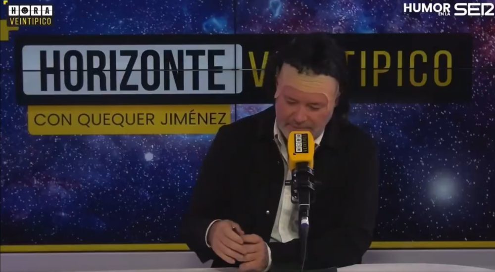 Quequé imita a Iker Jiménez.