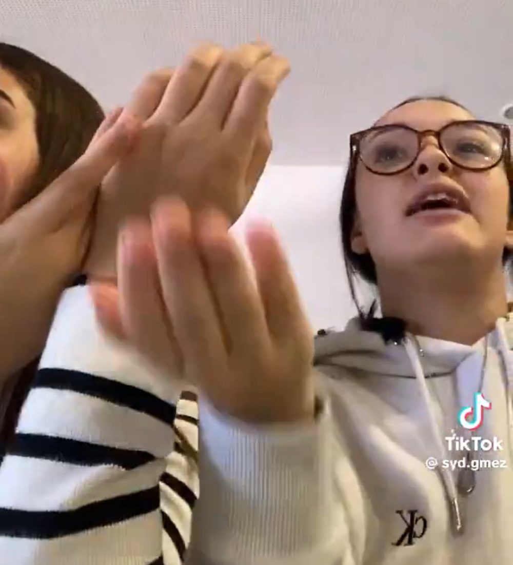 Dos chicas adolescentes se enfrentan a su profesor por defender las cuotas de género.