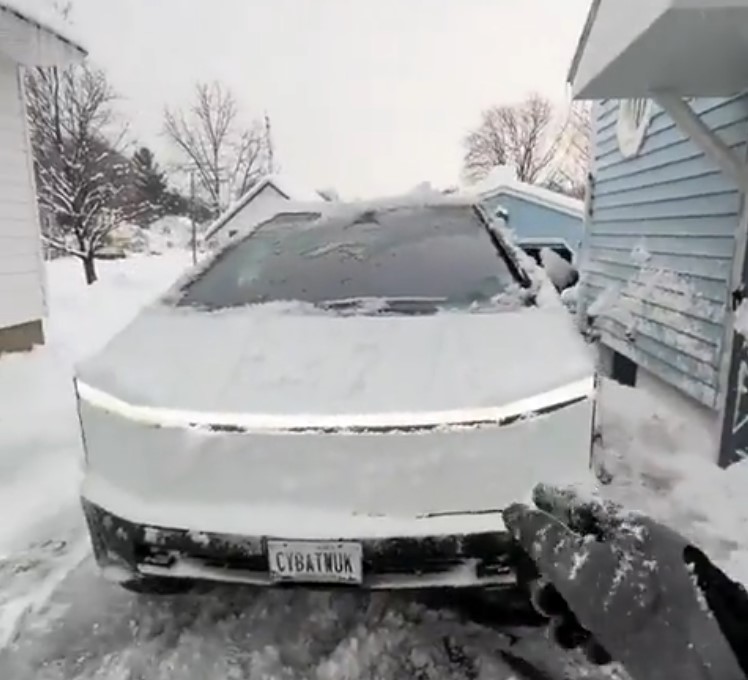 Este hombre ha encontrado un fallo de diseño en todos los Tesla Cybertruck cuando lo usas durante una nevada.