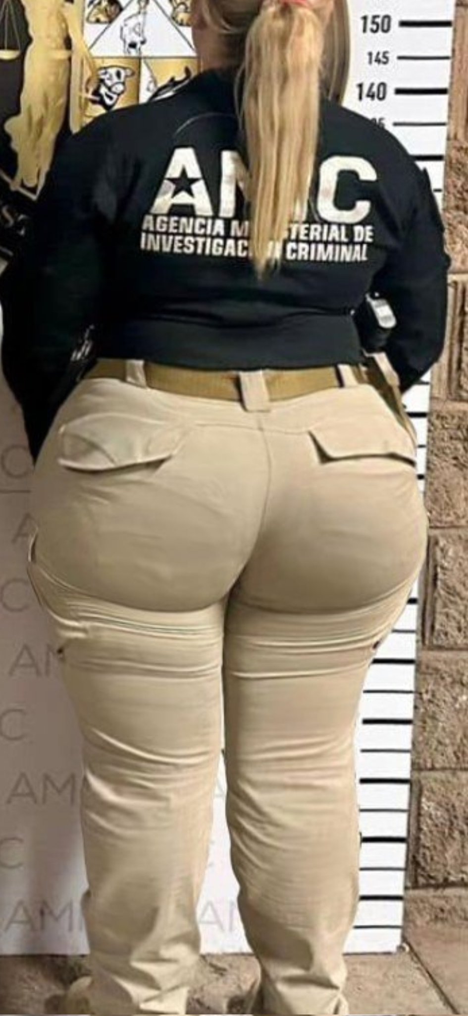 Cuando te ponen de espalda para que no te reconozcan, pero...