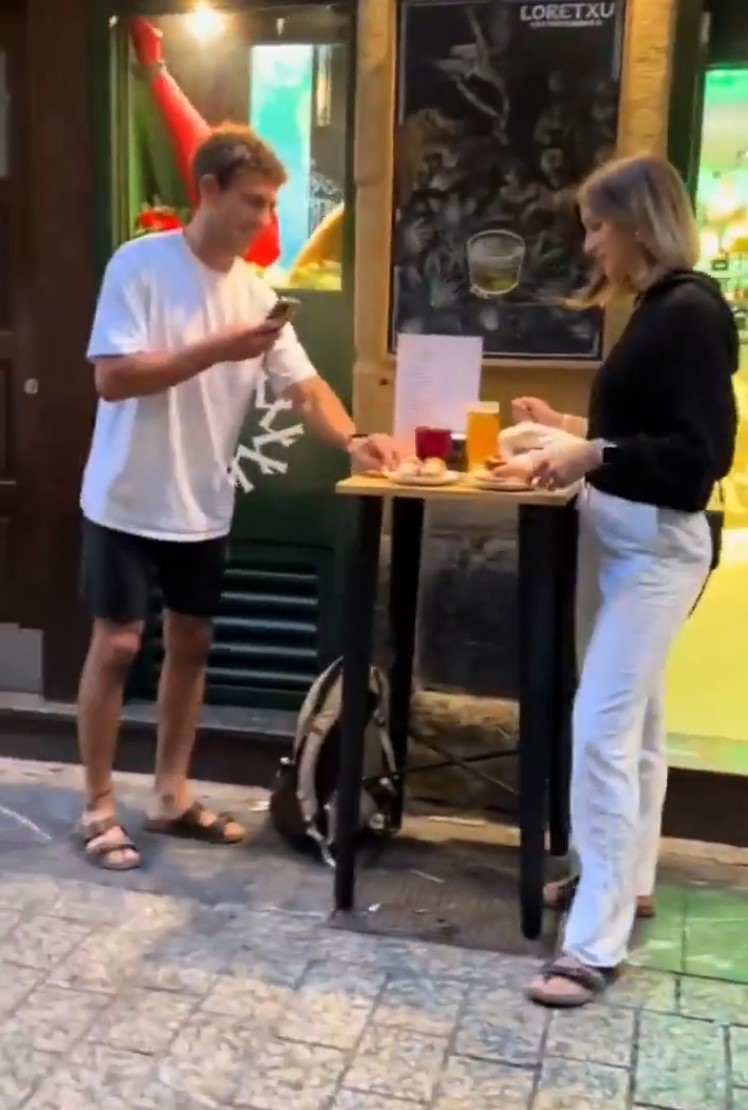 Sorprende a su novia con un reencuentro con sus padres después de estar separados durante mucho tiempo.