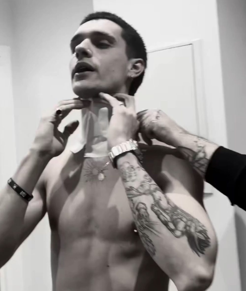 Se pone un tatuaje falso en el cuello para grabar la reacción de sus padres.