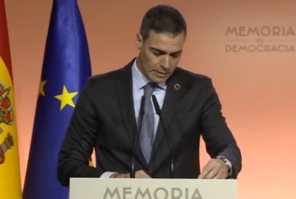 Sánchez: "Franco adoctrinó a generaciones enteras de españoles para defender lo indefendible"