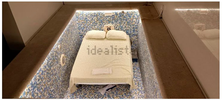 ¿Ha metido una cama dentro de una piscina?