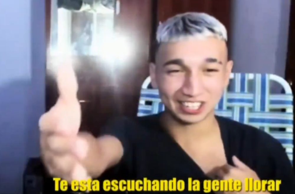 Un futuro cliente fiel del gimnasio se entera en medio de un stream de que le acaban de poner los cuernos.