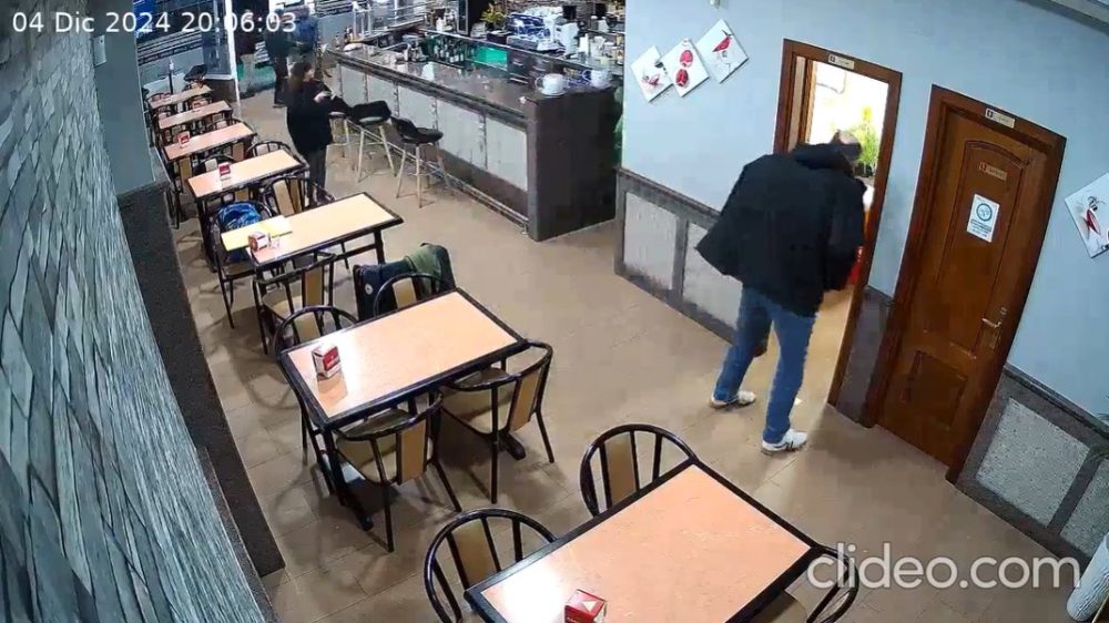 Poco se habla del señor que se acabó su birra después de ver un tío fiambre en el baño.