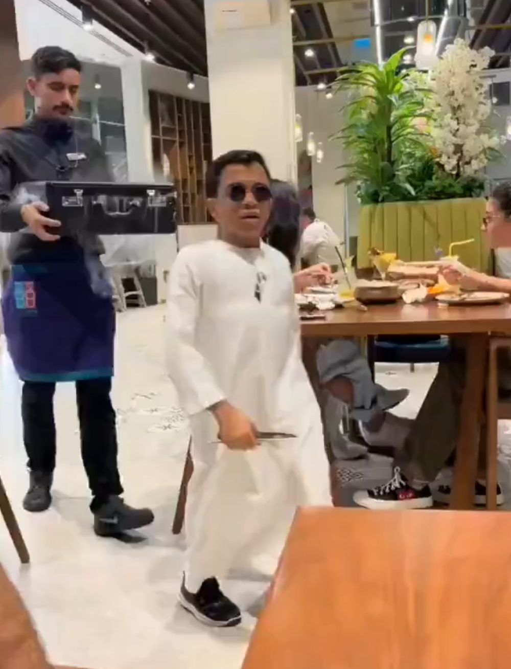 Y pensábamos que las performances culinarias no podían ir a peor desde el imbéciI de la carne (aka Salt Bae).