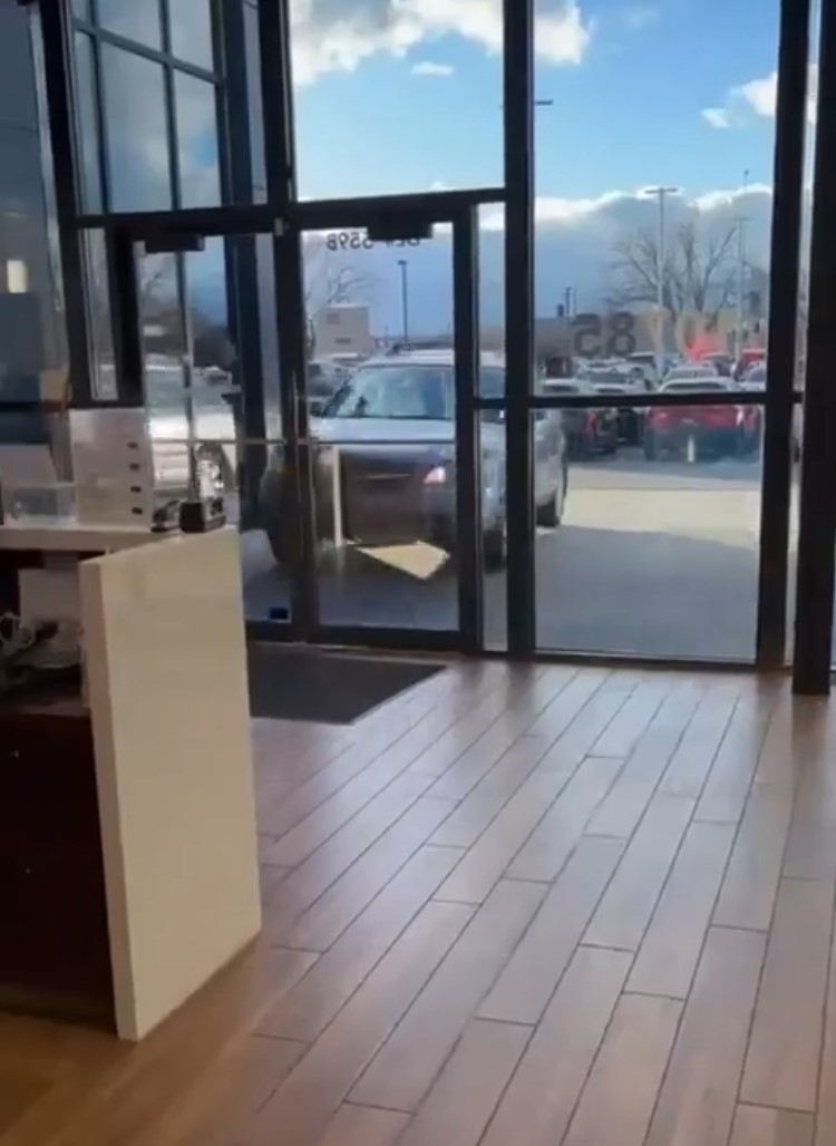 Un hombre estrella su coche contra la sala de exposición de un concesionario por un cobro indeseado.