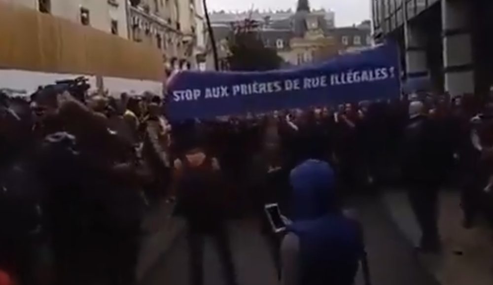 Nacionalistas franceses se plantan frente a una mezquita callejera de esas que improvisan los musulmanes en los barrios populares y tapan su ruido cantando la Marsellesa.