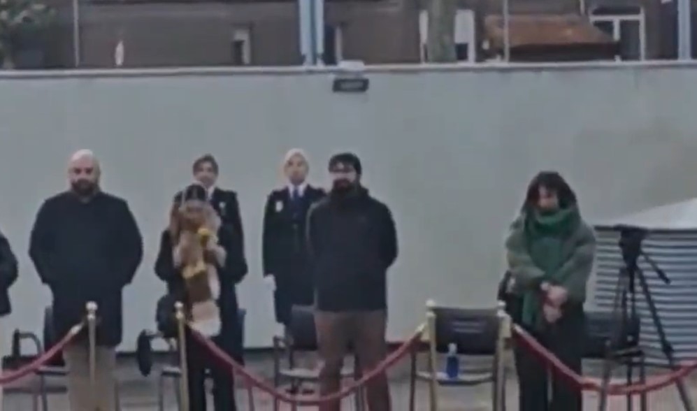 El representante de Podemos que ha ido a un acto de la policía y se ha tirado al suelo con las salvas de fogueo xd