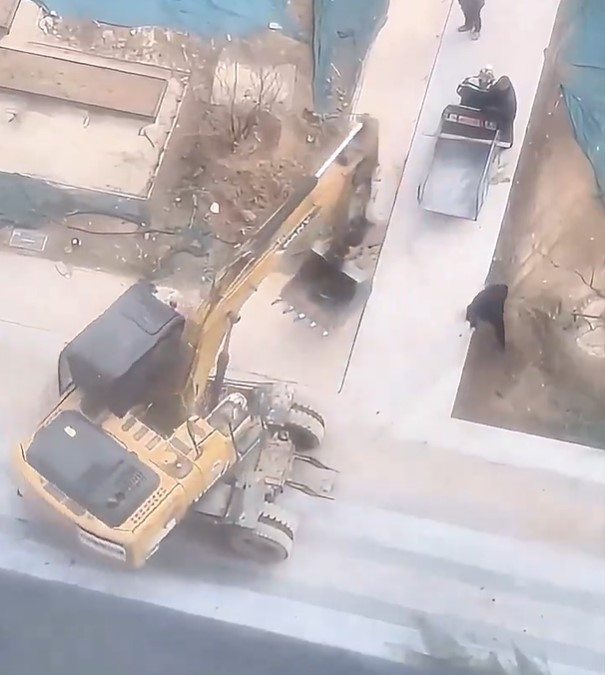 Este operador de excavadora se tomó un momento para elegir entre perder su vida o perder su trabajo.