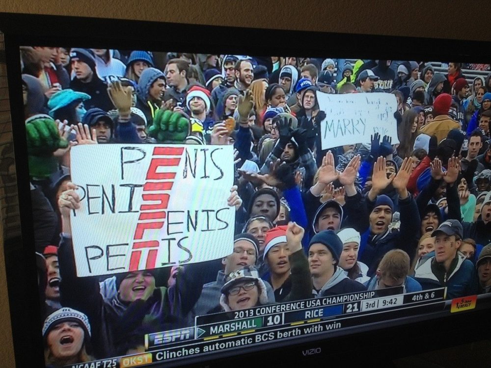 Hace 11 años el canal ESPN emitió este primer plano de un cartel durante un partido de fútbol americano.