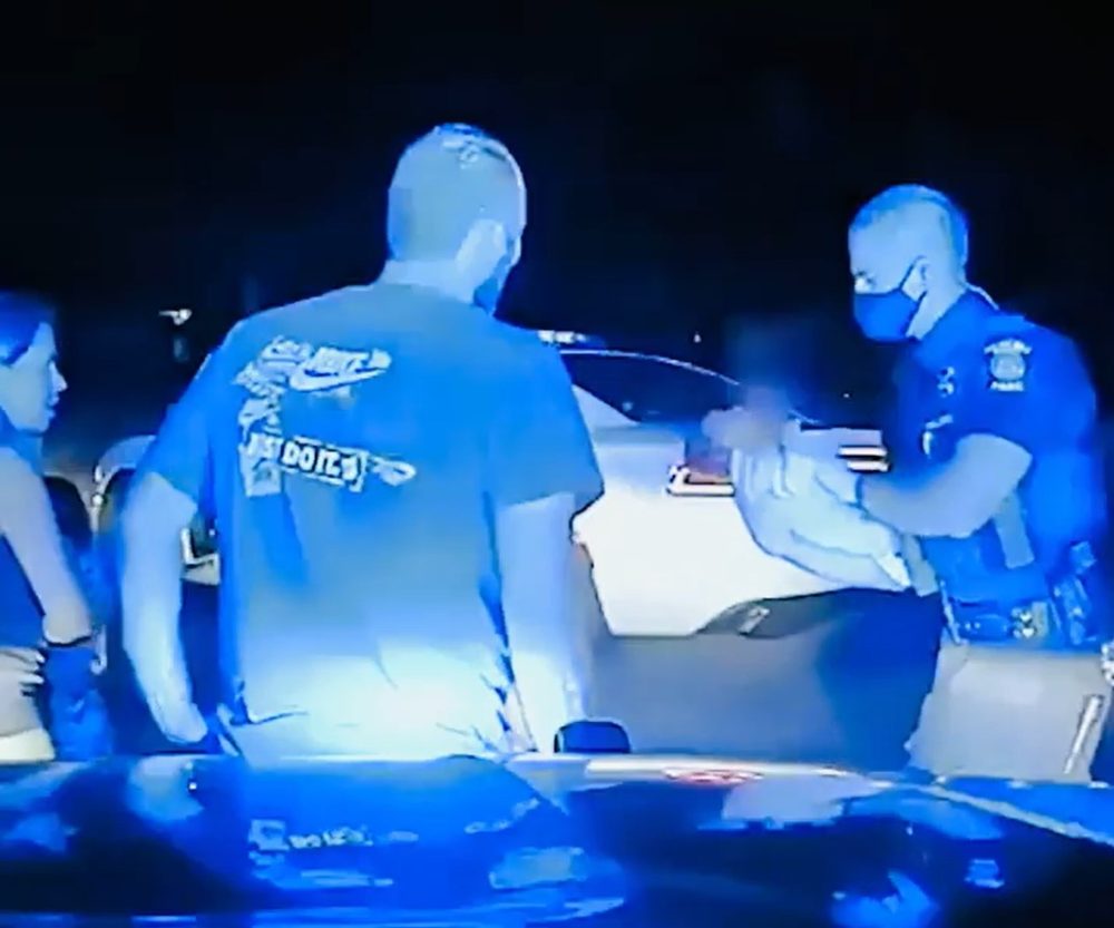 Un policía salva la vida a un bebé de 3 semanas que se estaba ahogando ante la angustia de su madre.