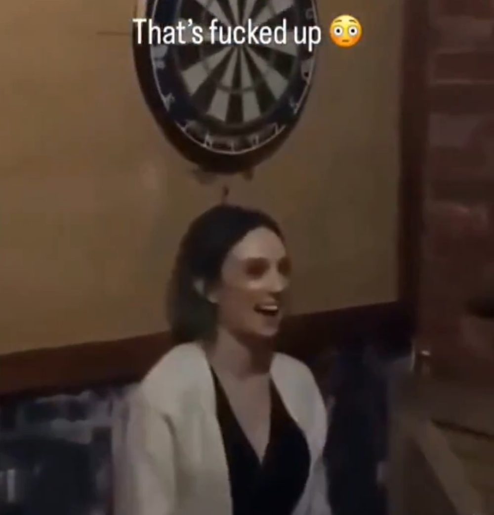 Si te pones justo debajo de una diana hay algo muy muy muy malo que podría pasarte. Justo lo que le pasó a esta chica.