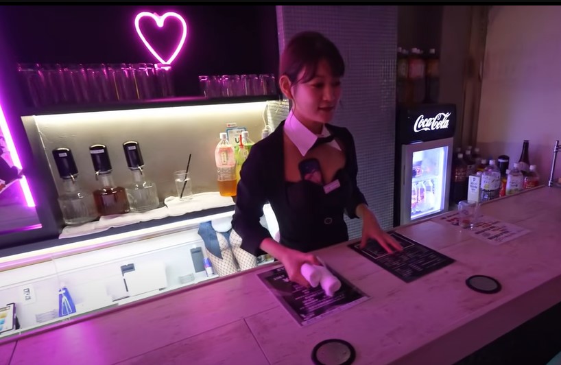 Un tipo con mentalidad de tiburón ha creado un bar en Japón que tiene un espejo en la barra "para tener el doble de entretenimiento".