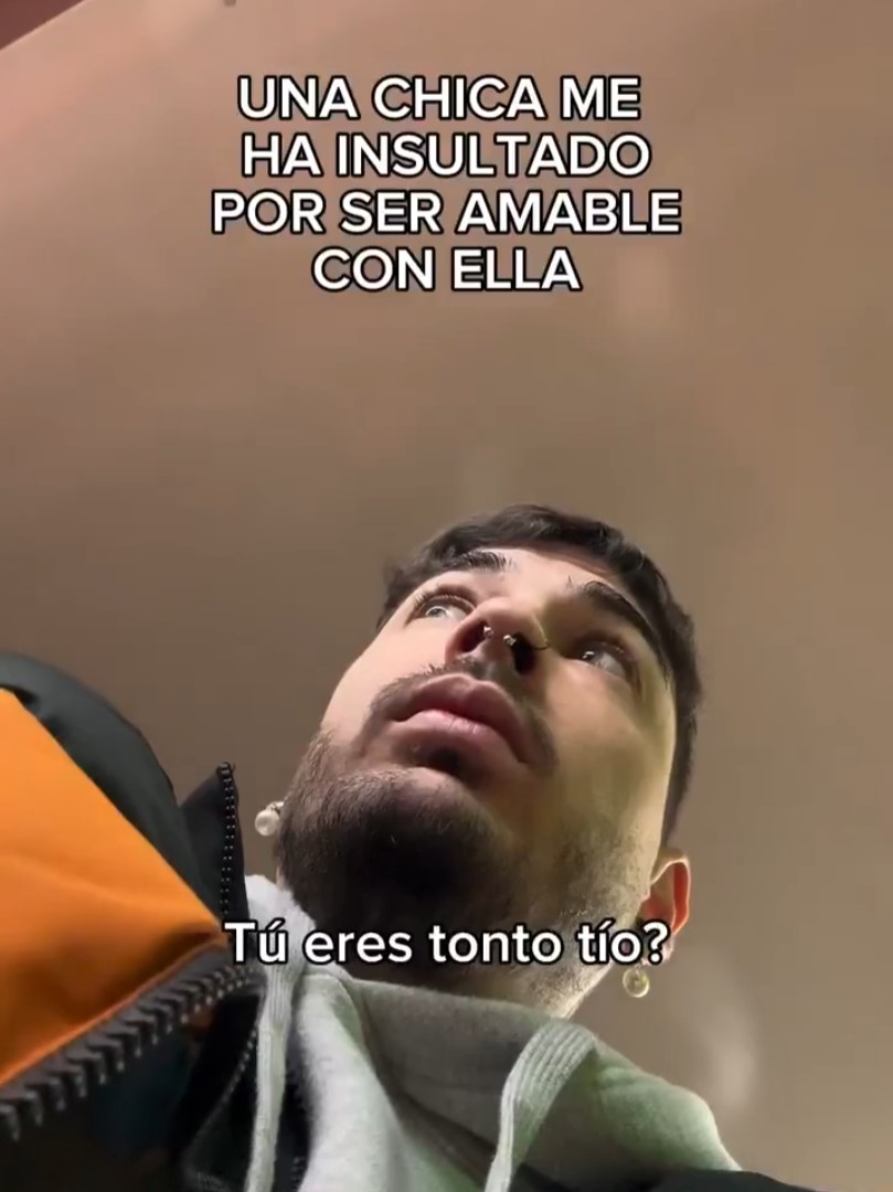 Una chica insulta a un chaval por ser amable con ella.