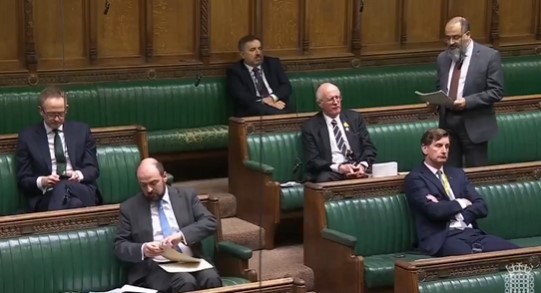 En el parlamento inglés están discutiendo una ley para dejar que la gente se case con sus primos hermanos. El diputado MOHAMED dice que tienen que pensar en la gente de cierta religión que tiene "otros valores y otra cultura".