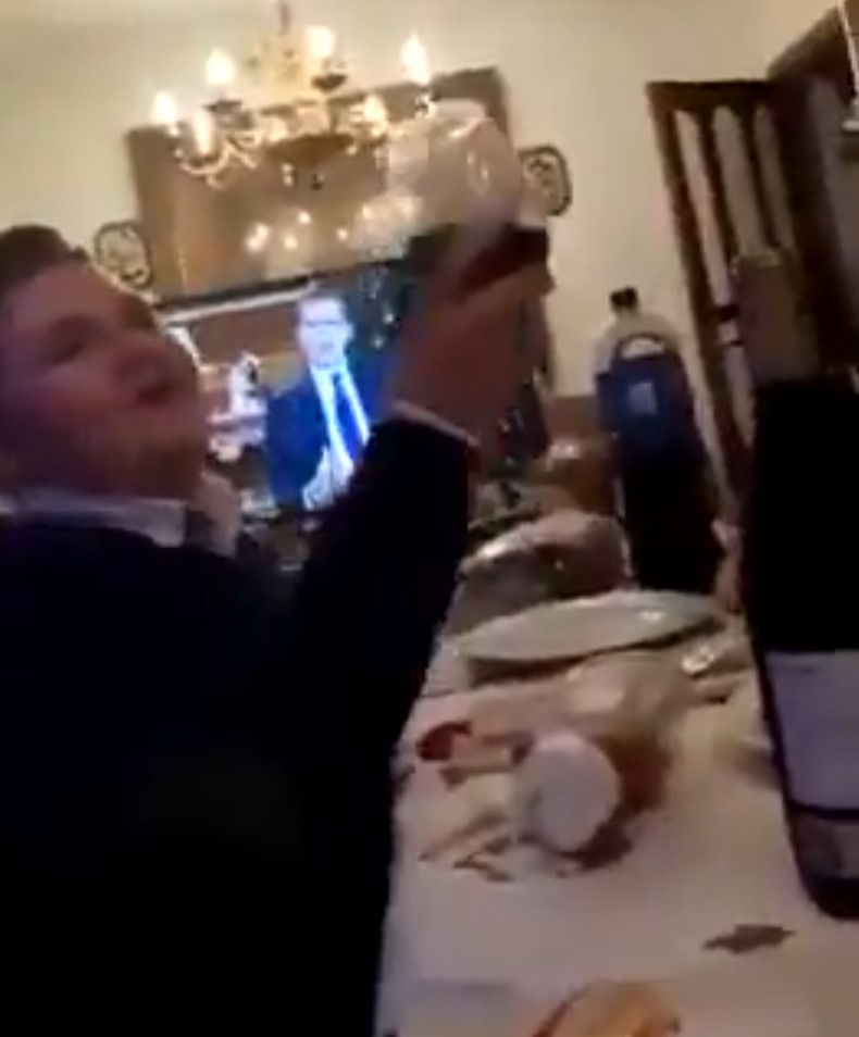 Tu primo de 12 años después de beberse un vaso con dos dedos de vino