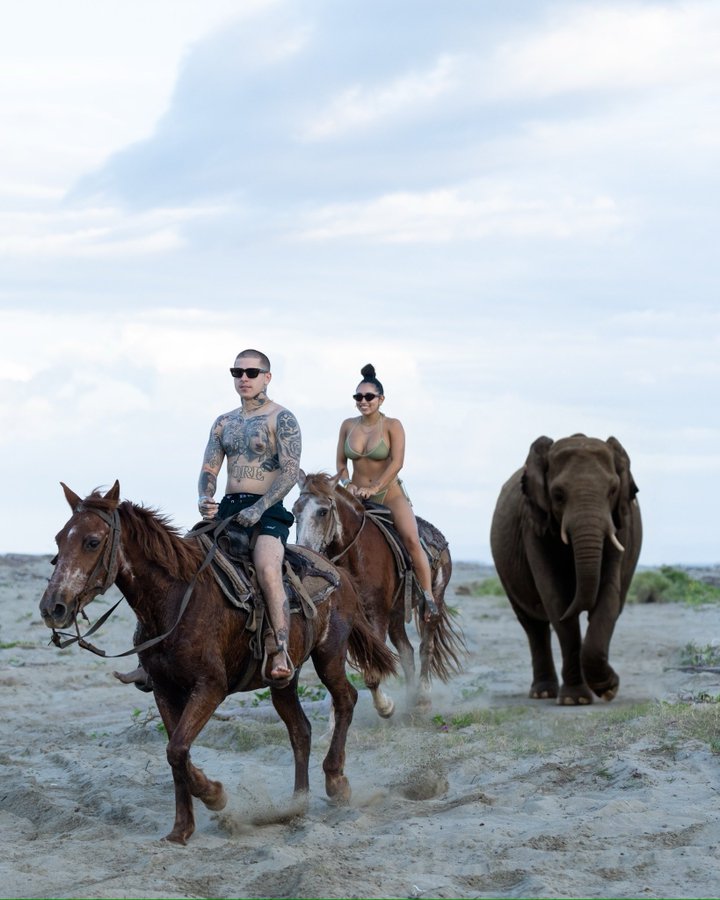 "¿Alguien puede eliminar con Photoshop al chico que está detrás de mi novia y de mí?"