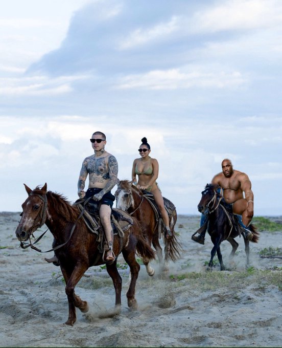 "¿Alguien puede eliminar con Photoshop al chico que está detrás de mi novia y de mí?"