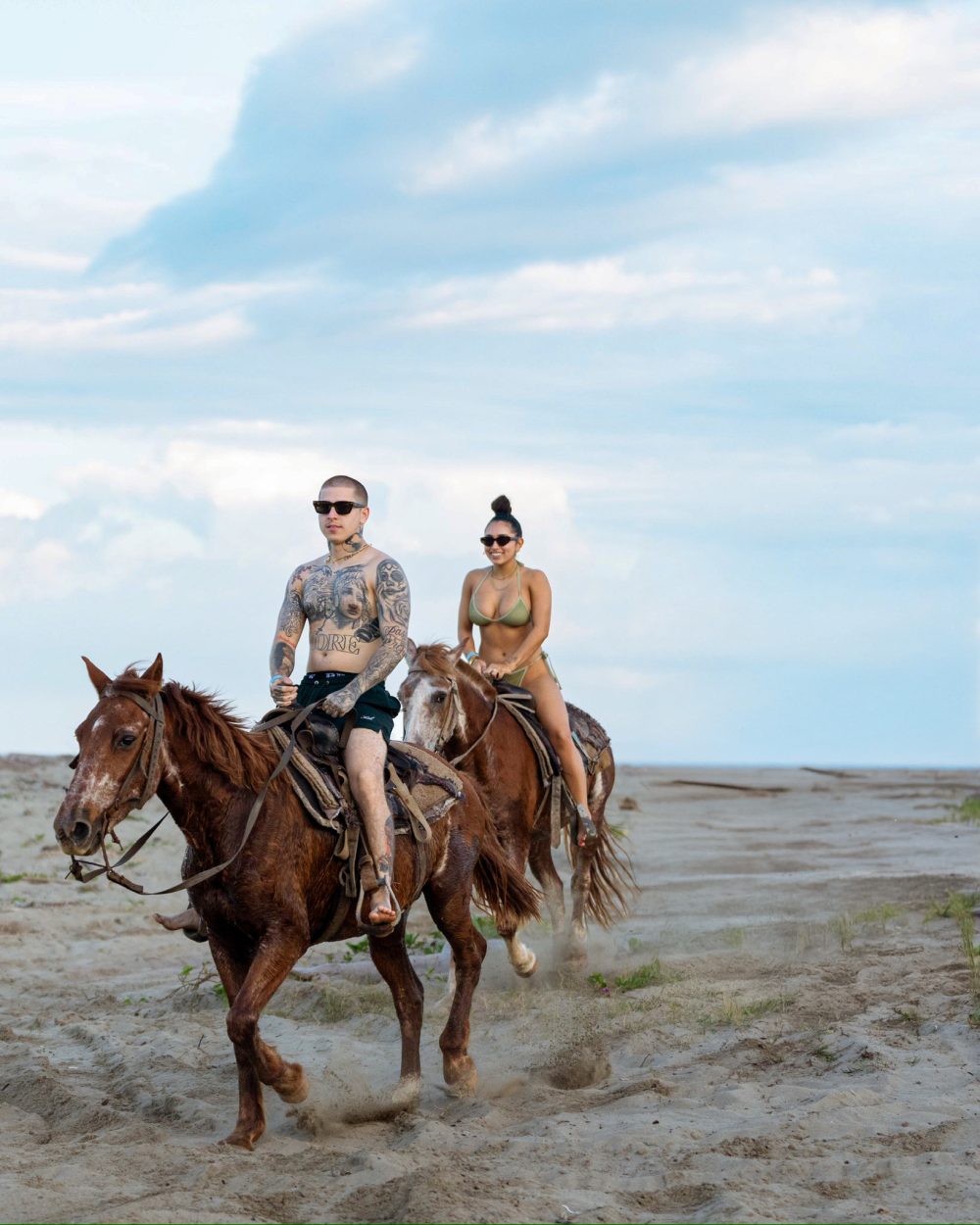 "¿Alguien puede eliminar con Photoshop al chico que está detrás de mi novia y de mí?"