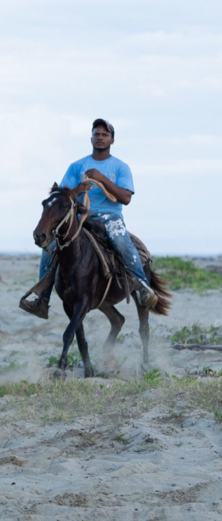 "¿Alguien puede eliminar con Photoshop al chico que está detrás de mi novia y de mí?"