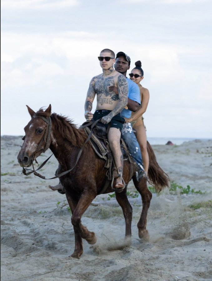 "¿Alguien puede eliminar con Photoshop al chico que está detrás de mi novia y de mí?"