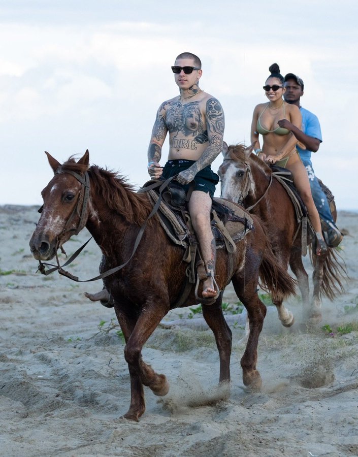 "¿Alguien puede eliminar con Photoshop al chico que está detrás de mi novia y de mí?"