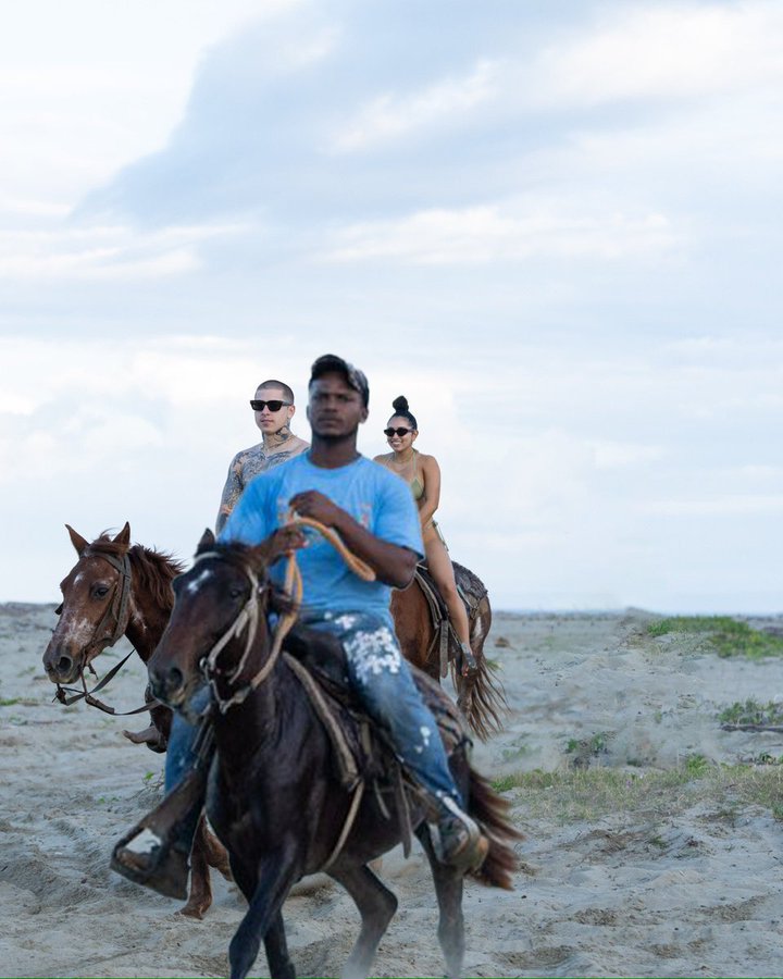 "¿Alguien puede eliminar con Photoshop al chico que está detrás de mi novia y de mí?"