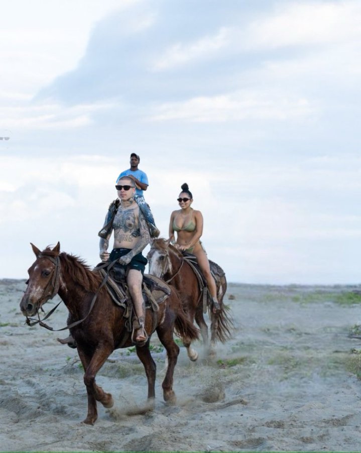 "¿Alguien puede eliminar con Photoshop al chico que está detrás de mi novia y de mí?"