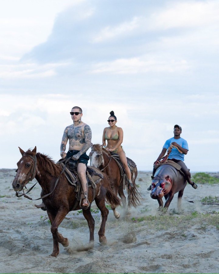 "¿Alguien puede eliminar con Photoshop al chico que está detrás de mi novia y de mí?"