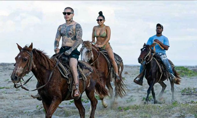 "¿Alguien puede eliminar con Photoshop al chico que está detrás de mi novia y de mí?"