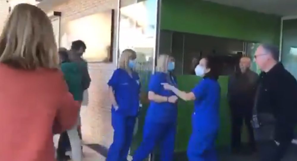 Una mujer increpa a Carlos Mazón recordándole su actuación antes y después de la DANA.